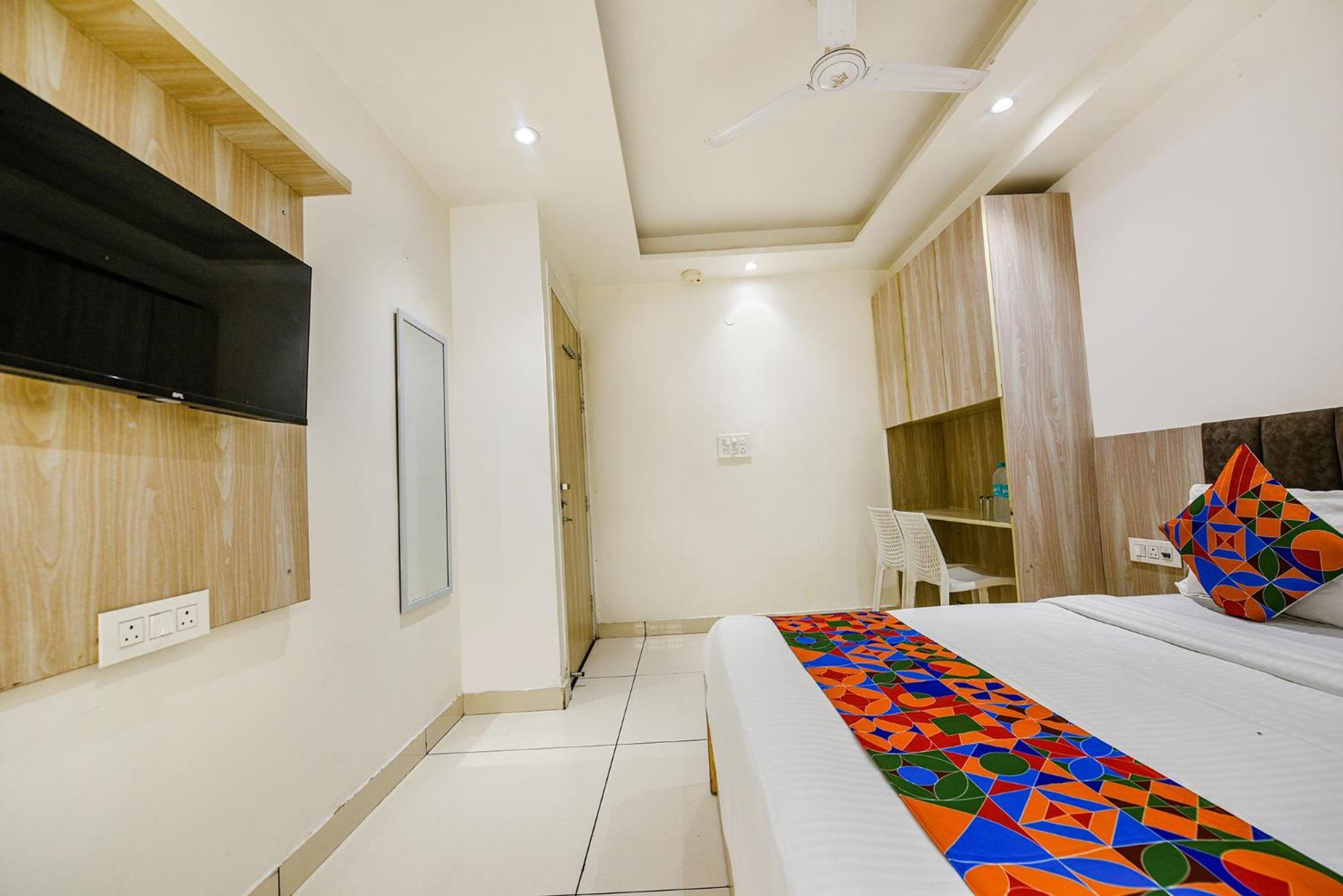 Fabhotel Luxury Inn Near Adarsh Nagar Metro デリー エクステリア 写真